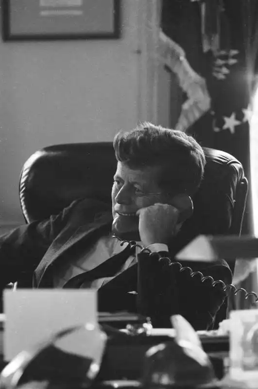 jfk al telefono