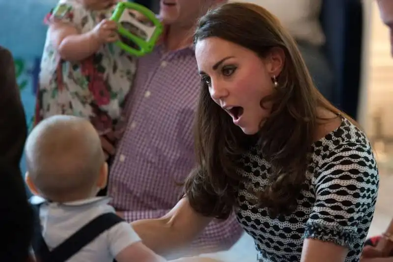 kate middleton con un bambino