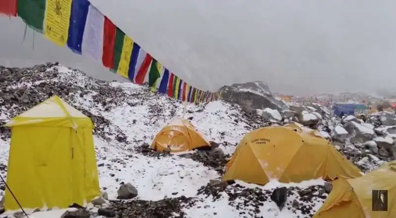 l alpinista jost kobusch riprende la valanga sul campo base everest  3