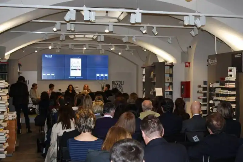 la sala della libreria rizzoli 3