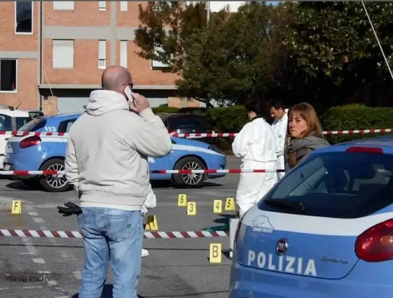 LUCCA - OPERAIO TEME IL LICENZIAMENTO E UCCIDE IL CAPOREPARTO 