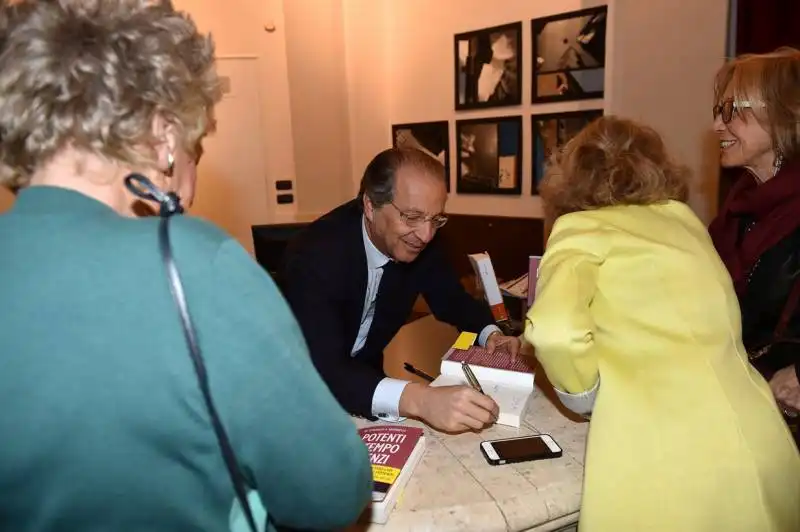 luigi bisignani autografa il suo libro