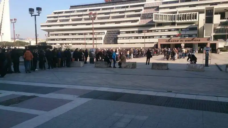 LUNGA CODA AL TRIBUNALE DI NAPOLI