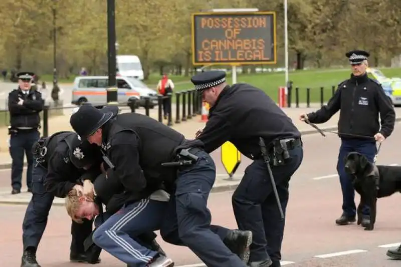 manifestanti pro cannabis arrestati a londra