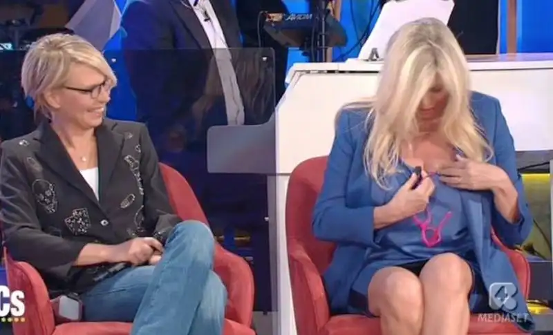 maria de filippi e mara venier che si perde il microfono