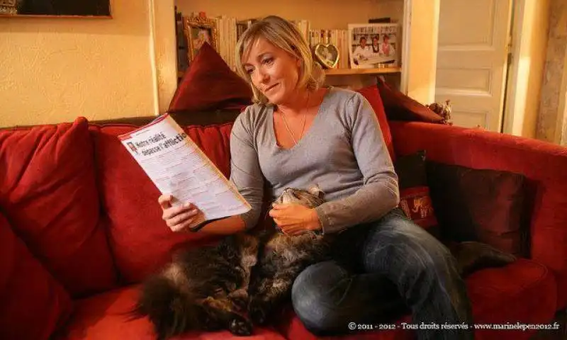 marine le pen con il gatto