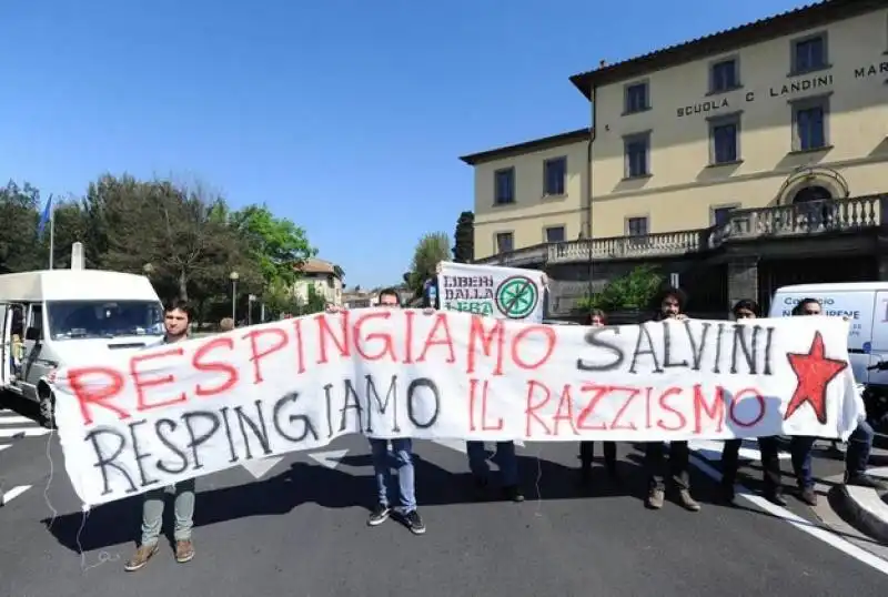 matteo salvini contestato a livorno  13