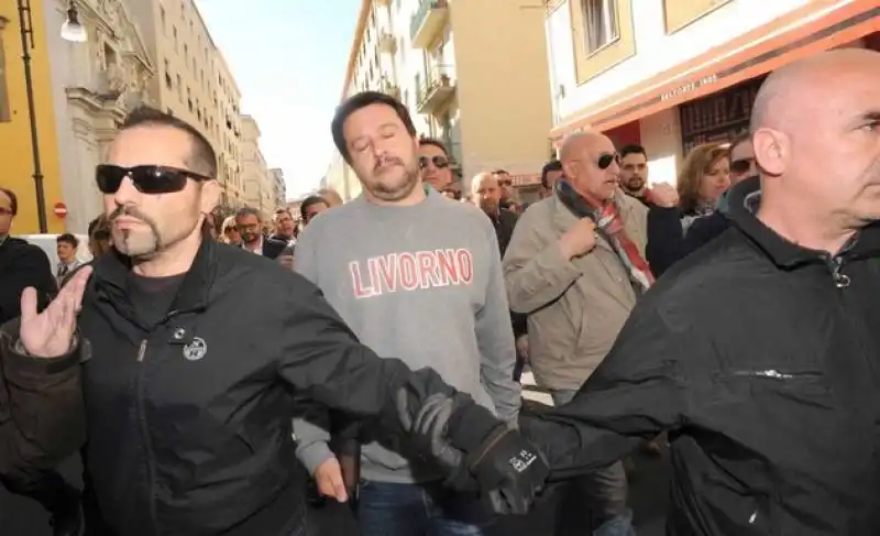 matteo salvini contestato a livorno  9