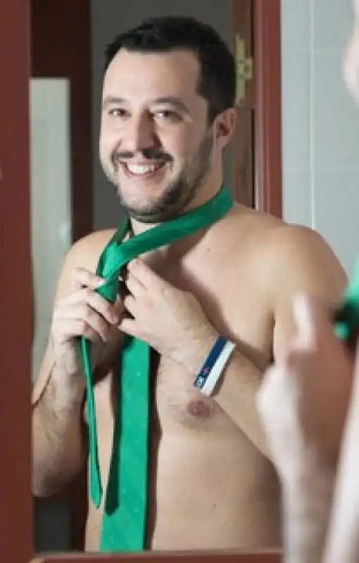 matteo salvini da oggi nudo allo specchio del bagno