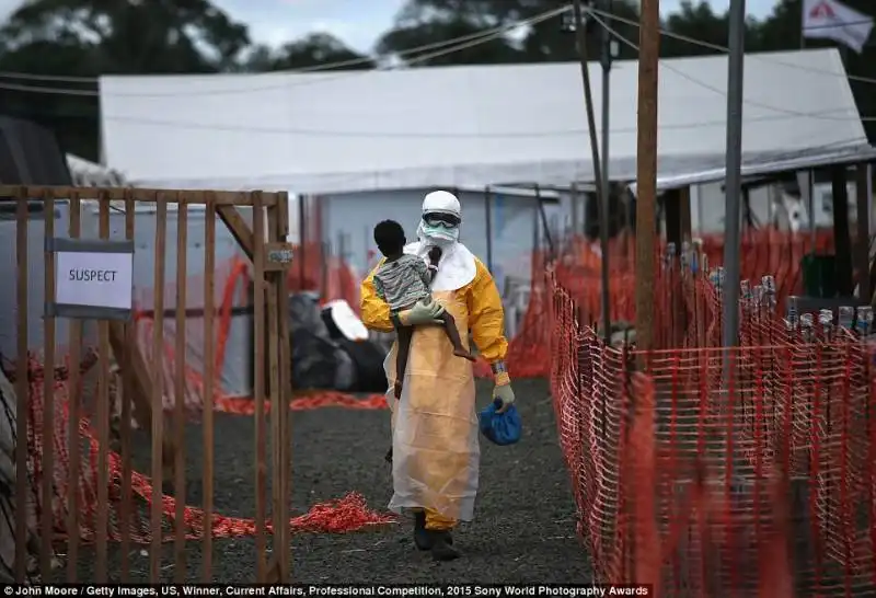 medici senza frontiere nel centro di trattamento dell ebola