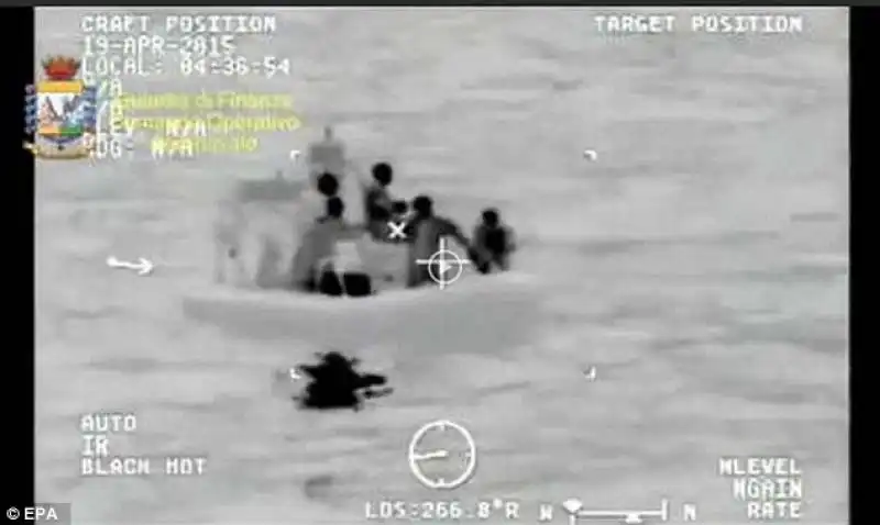 migranti    naufragio nel canale di sicilia   the infra red camera shows rescuers trying to locate survivors i a 8 1429476903953