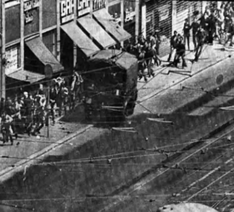 milano 17 aprile 1975 camion carabinieri