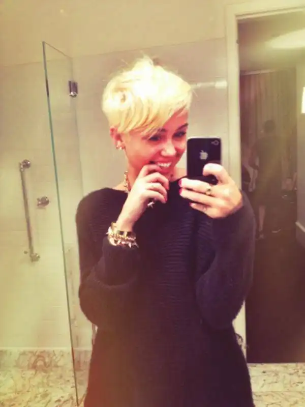 miley cyrus selfie