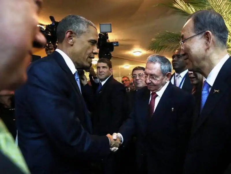 obama e raul castro si stringono la mano