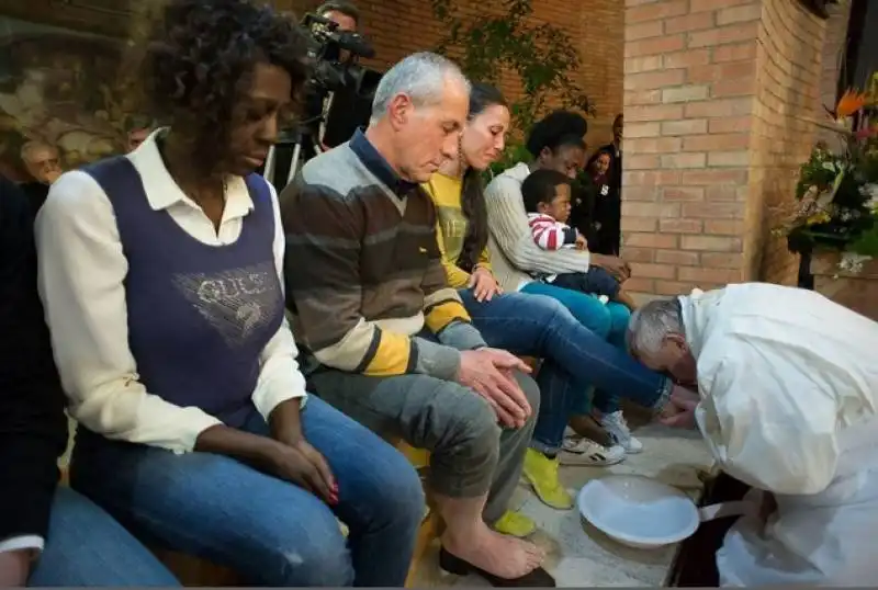 PAPA BERGOGLIO LAVA I PIEDI A LUBAMBA 