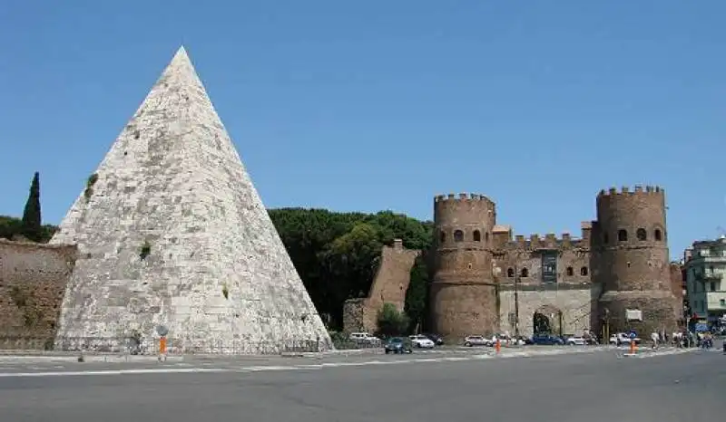 PIRAMIDE DI CAIO CESTIO