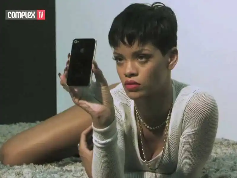 rihanna selfie