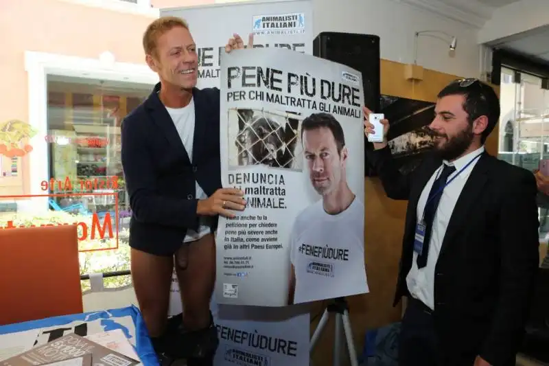 rocco siffredi col cazzo di fuori per l associazione animalisti onlus  3