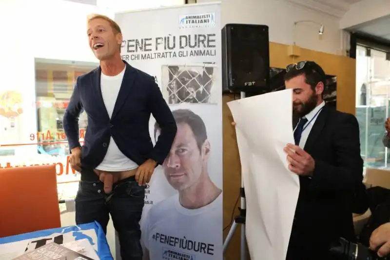 rocco siffredi col cazzo di fuori per l associazione animalisti onlus  7