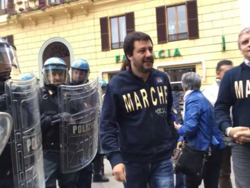 salvini con agenti antisommossa ad ancona