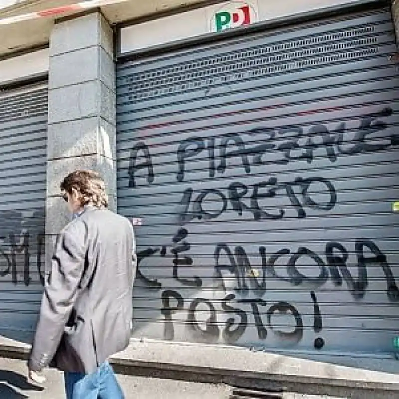 scritta per salvini a torino piazzale loreto ancora posto