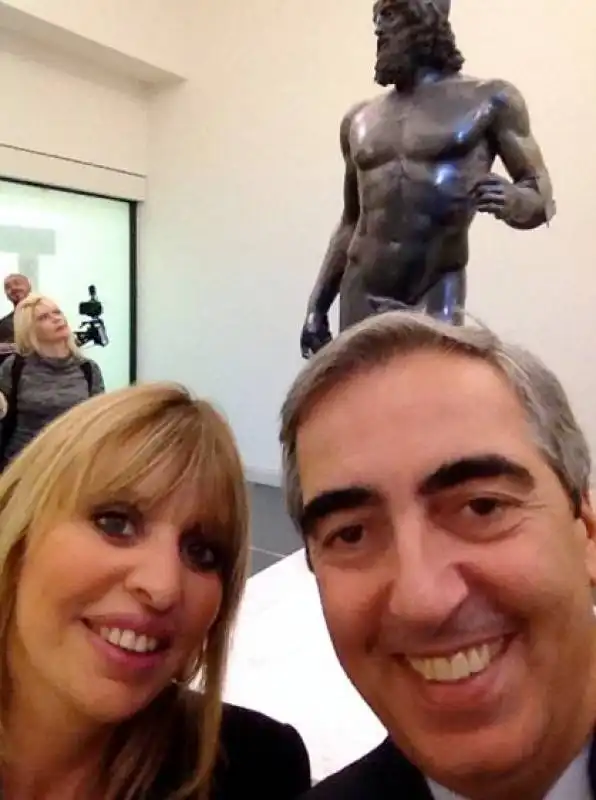 selfie facce di bronzi con gasparri e mussolini 