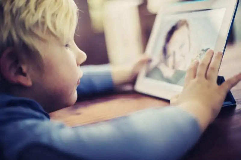 SEMPRE PIU PADRI VEDONO I FIGLI SONO SU SKYPE