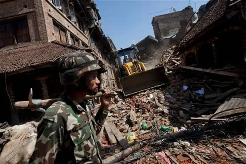 soldato nepalese dopo il terremoto