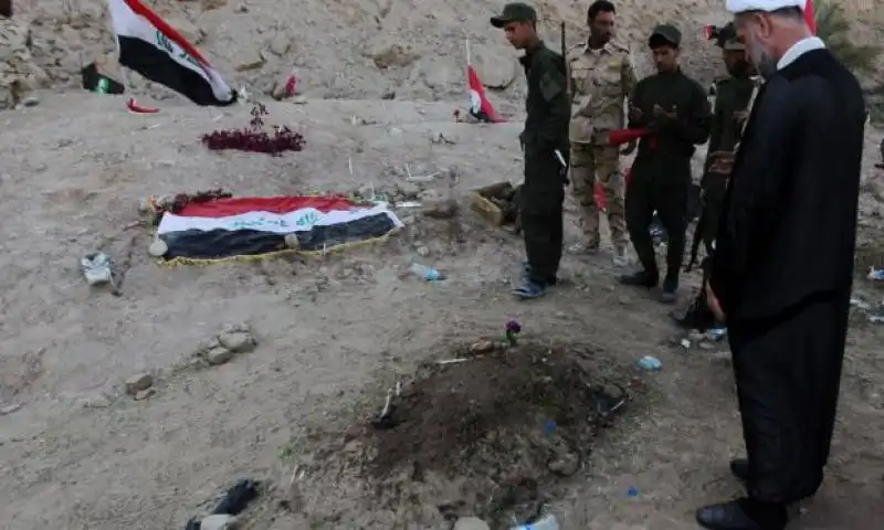 TIKRIT - FOSSE COMUNI CON I CADAVERI DI IRACHENI UCCISI DA ISIS 