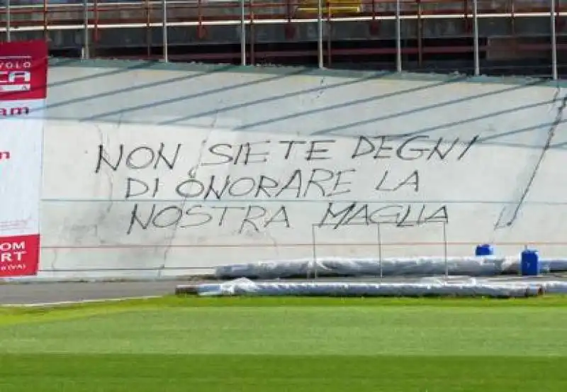 ULTRA DANNEGGIANO LO STADIO DEL VARESE