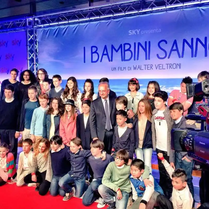 veltroni con i bambini alla presentazione del suo documentario