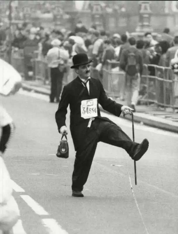 vestito da charlie chaplin alla maratona