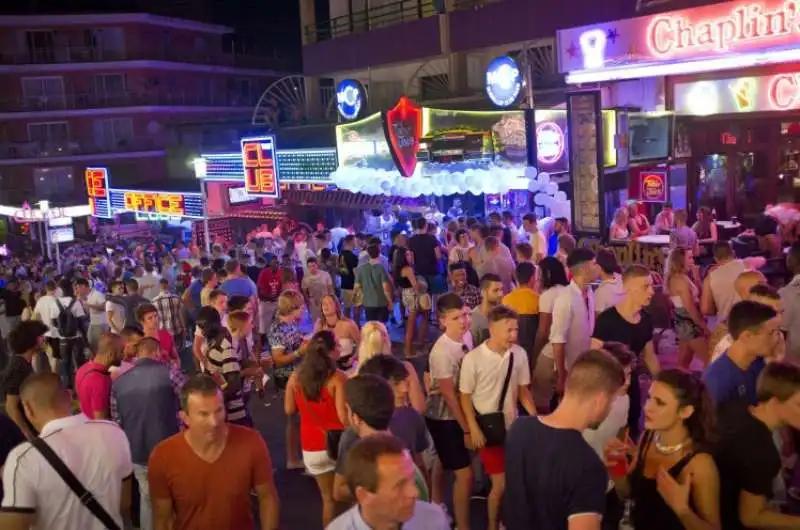 a magaluf sbarcano i produttori porno