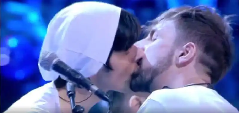 AMICI BACIO GAY