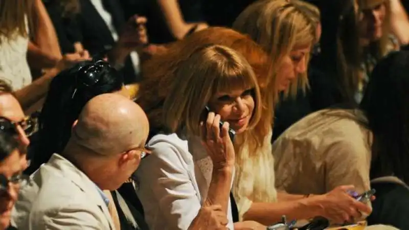 anna wintour con flip phone