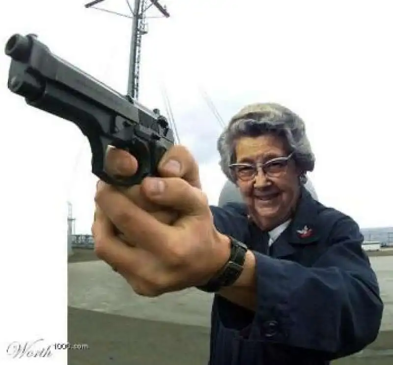 ANZIANA CON LA PISTOLA