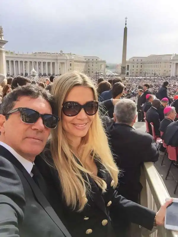 banderas e fidanzata in vaticano