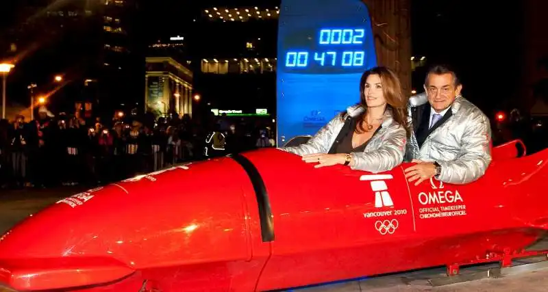 CINDY CRAWFORD CON IL PRESIDENTE DI OMEGA STEPHEN URQUHART