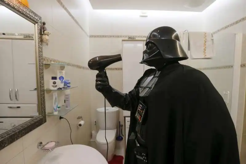 darth vader ucraino si asiuga la maschera