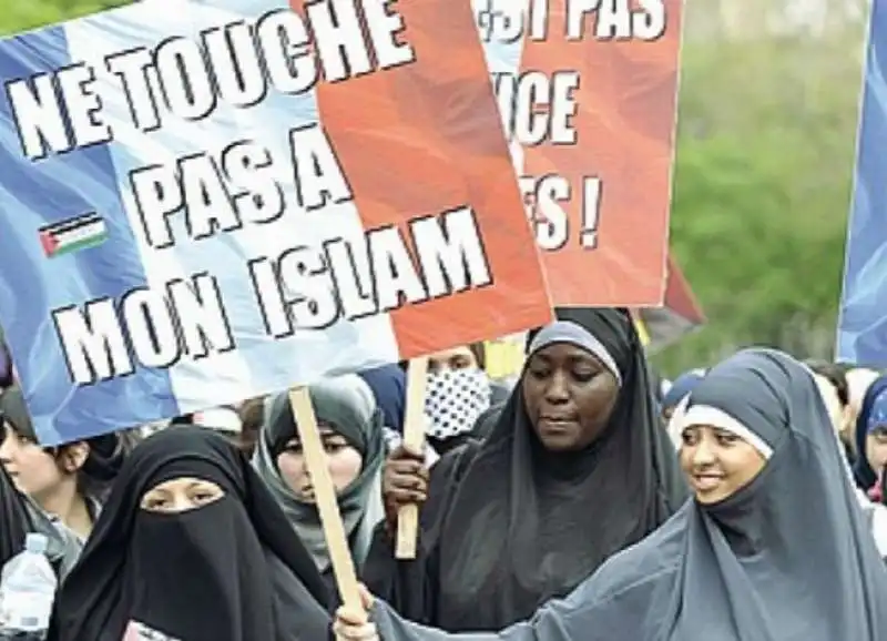 DONNE ISLAMICHE DIFENDONO IL VELO