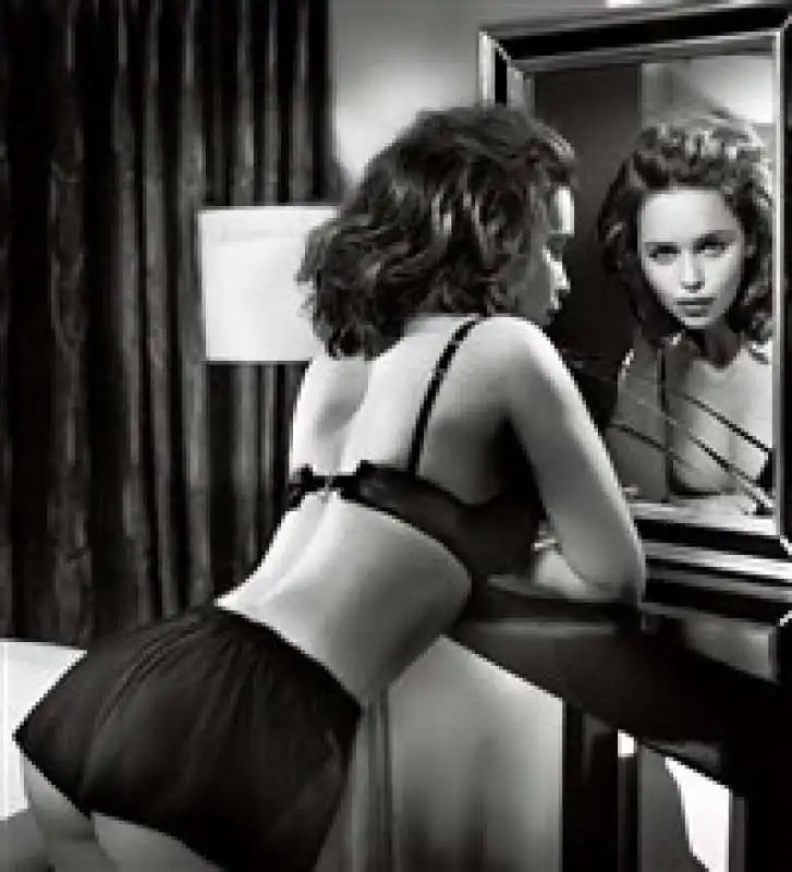 emilia clarke vintage allo specchio