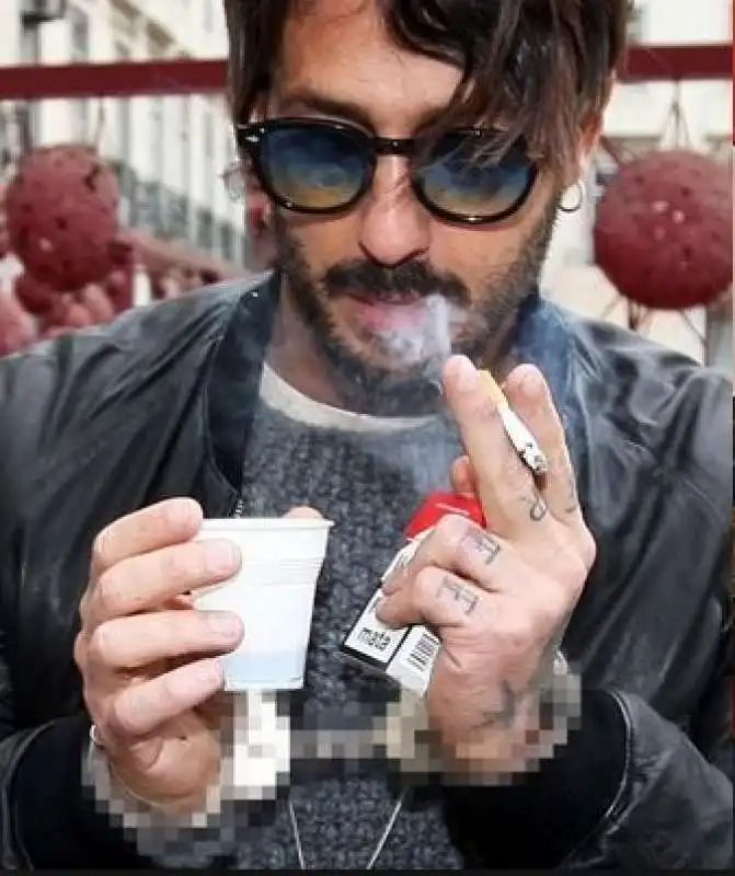 FABRIZIO CORONA CON LE MANETTE