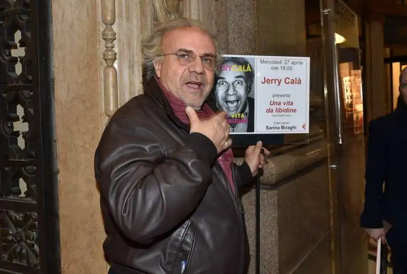 gerry cala al suo arrivo alla feltrinelli (1)