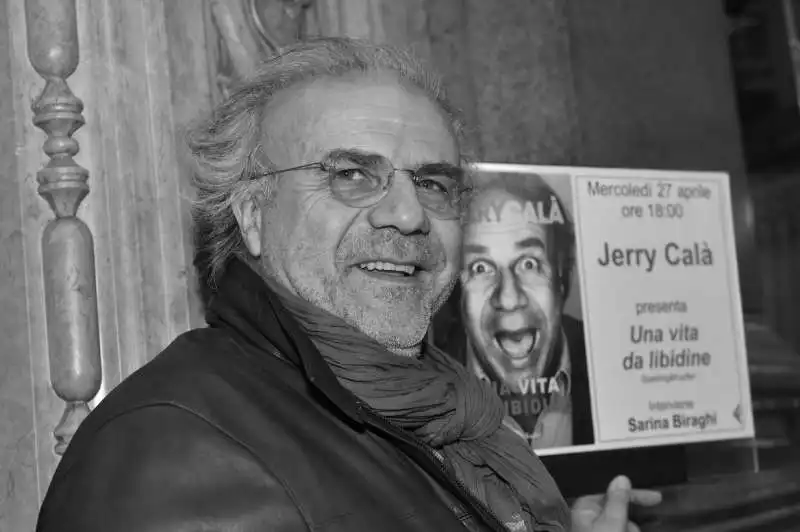 gerry cala al suo arrivo alla feltrinelli (2)