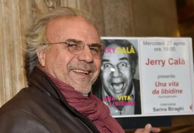 gerry cala al suo arrivo alla feltrinelli (3)