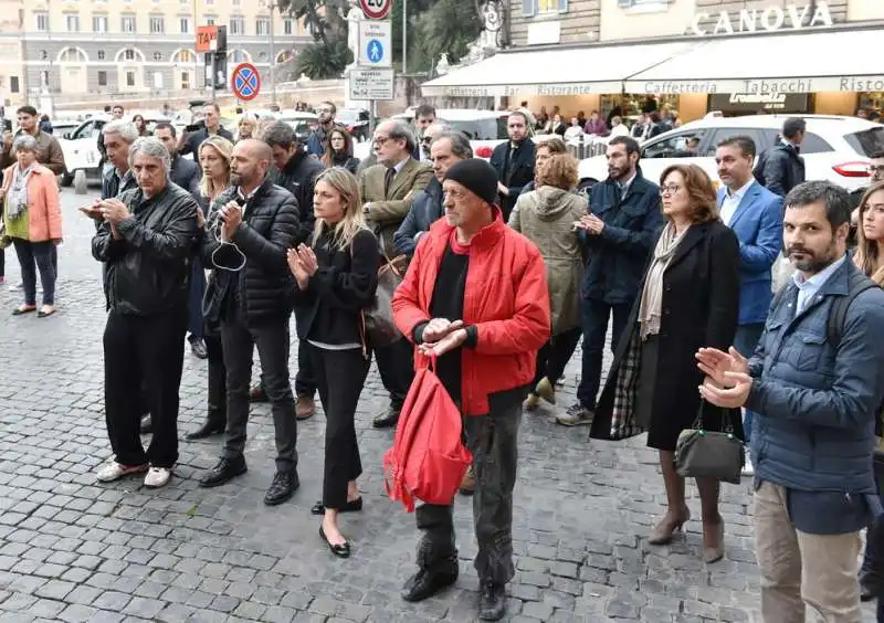 gli amici di emiliano lo salutano all uscita della chiesa (2)