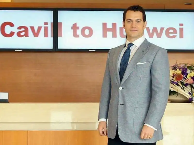 HENRY CAVILL PRESENTA IL P9 HUAWEI 3