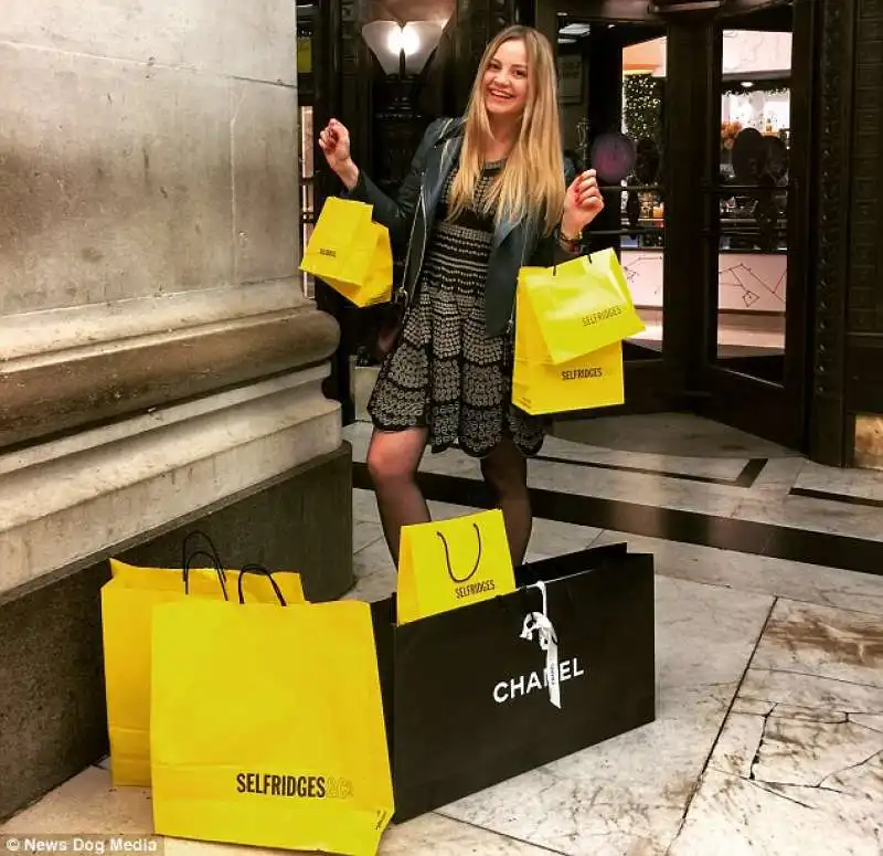 julia fa shopping a londra