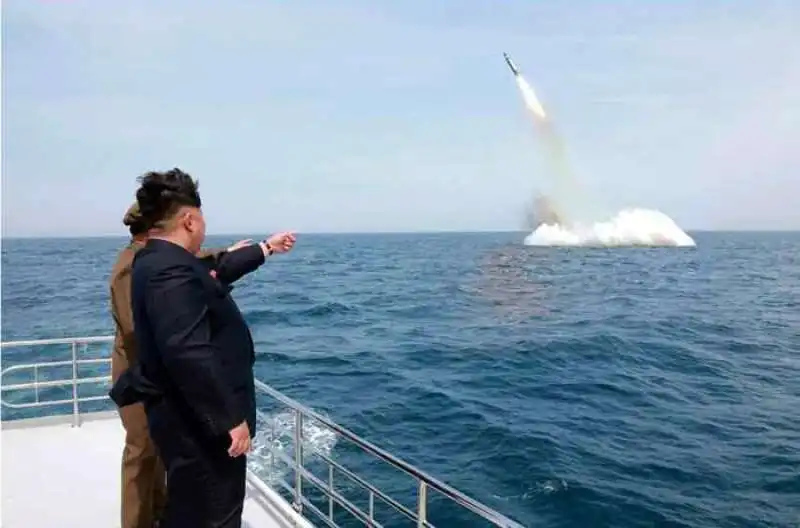 KIM JONG UN ASSISTE AL LANCIO DI MISSILI