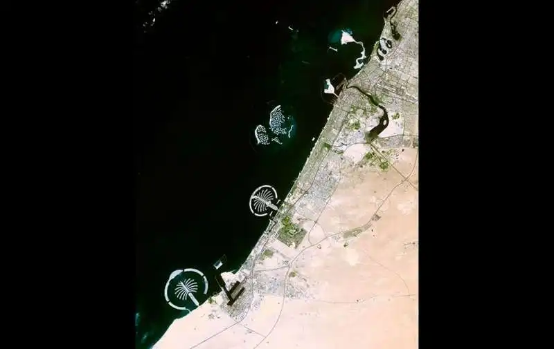 le tre isole artificiali a forma di palma costruite nel mare davanti a dubai